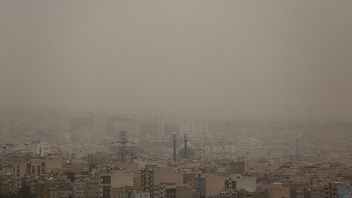 Tahran’da hava kirliliği nedeniyle tüm okullar ve kurumlar tatil edildi