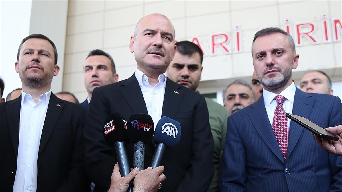 Bakan Soylu, Niğde’deki otobüs kazasında yaralananları hastanede ziyaret etti
