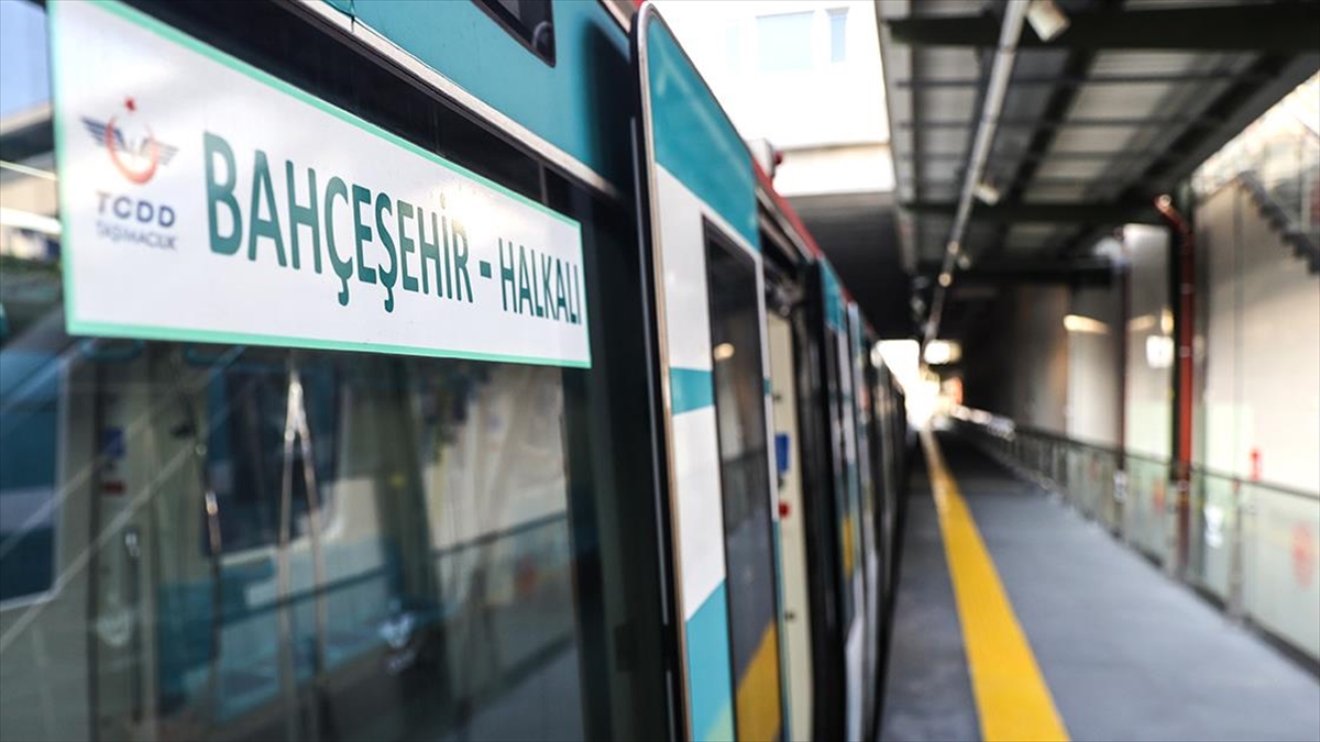 AA-20220523-27946846-27946845-HALKALIBAHCESEHIR_BANLIYO_SEFERLERI_BASLADI