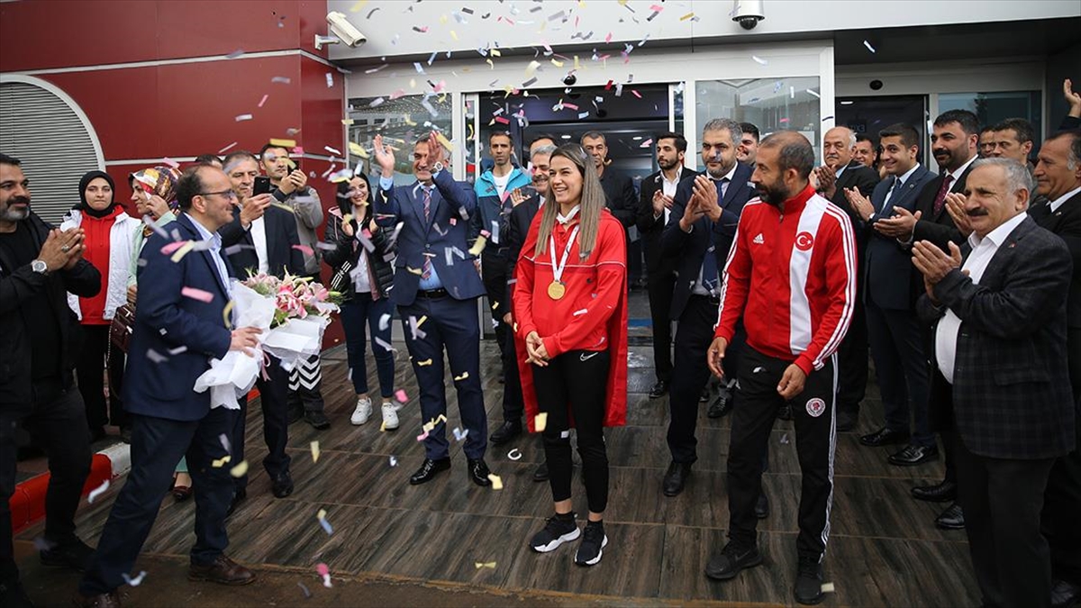 Dünya şampiyonu milli boksör Hatice Akbaş, memleketi Malatya’da coşkuyla karşılandı