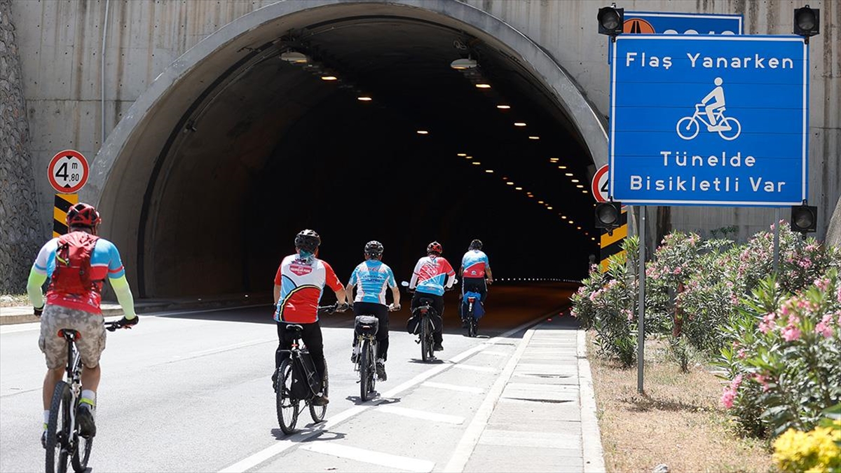 Antalya’da ışıklı uyarı sistemiyle bisikletliler tünellerden güvenle geçiyor