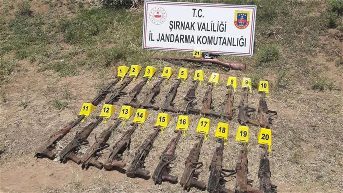 Silopi kırsalında toprağa gömülü 20 Kalaşnikov ve bir keskin nişancı tüfeği ele geçirildi