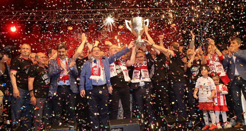 Sivasspor’un kupa şampiyonluğu kutlandı