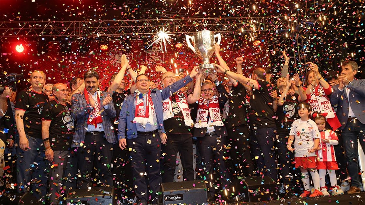 Sivasspor’un kupa şampiyonluğu kutlandı