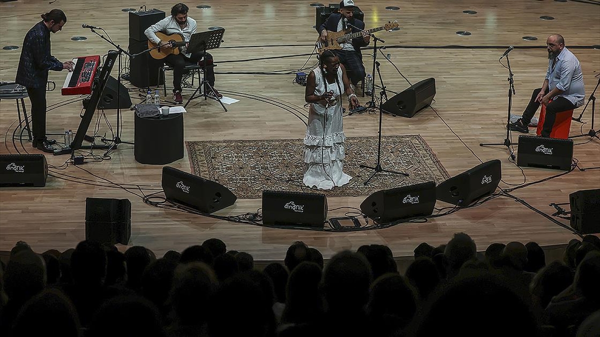 Latin Grammy ödüllü Buika, başkentte konser verdi