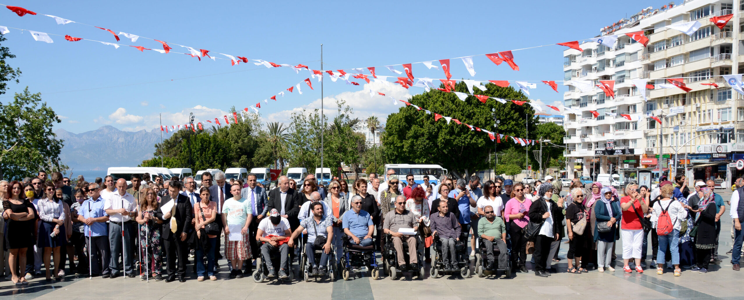 Engelliler haklarını meydanda haykırdı