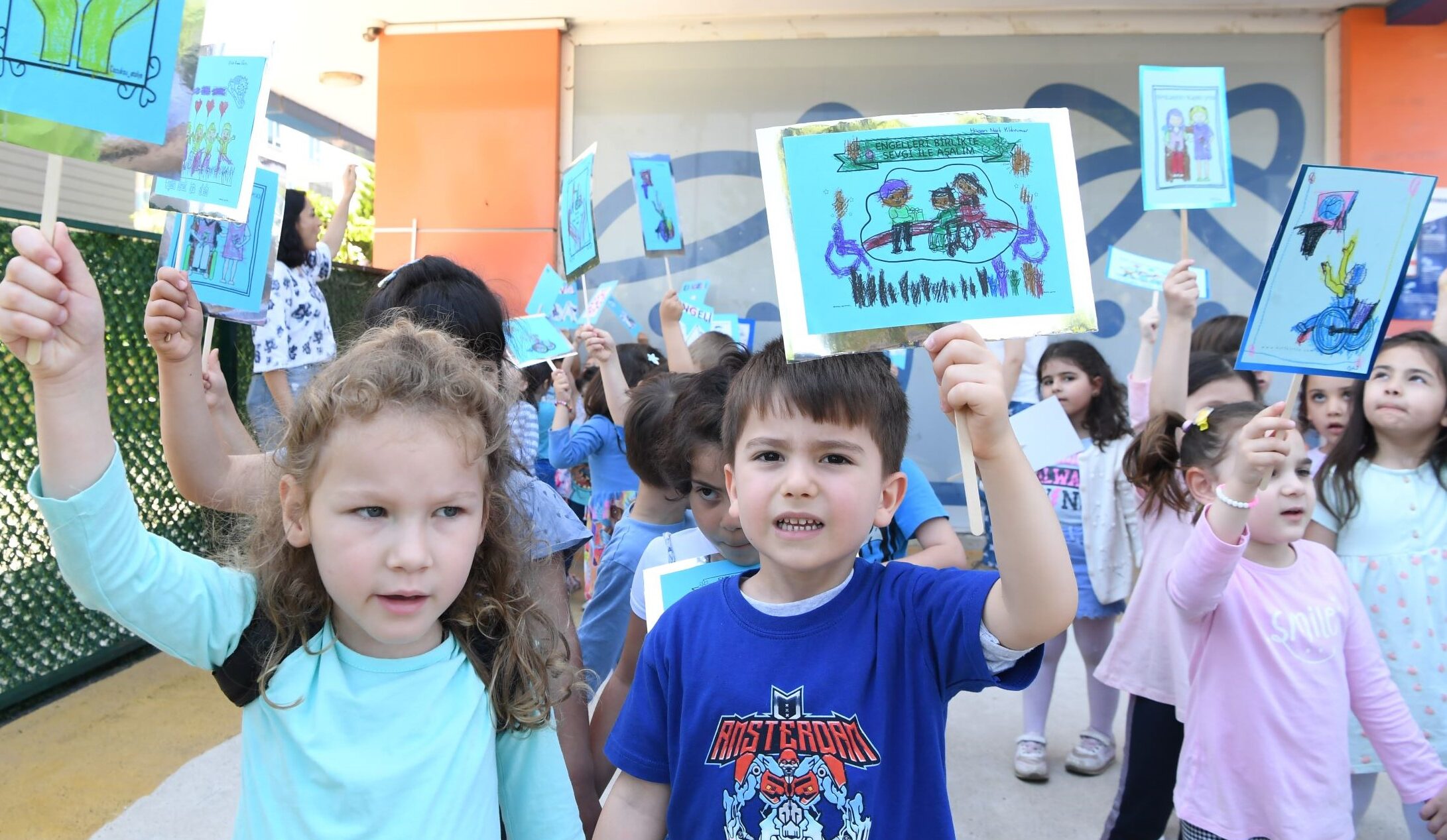 Minikler farkındalık için yürüdü