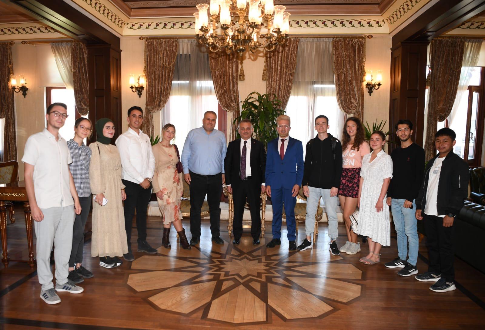VALİ YAZICI MİSAFİR ÖĞRENCİLERLE BULUŞTU