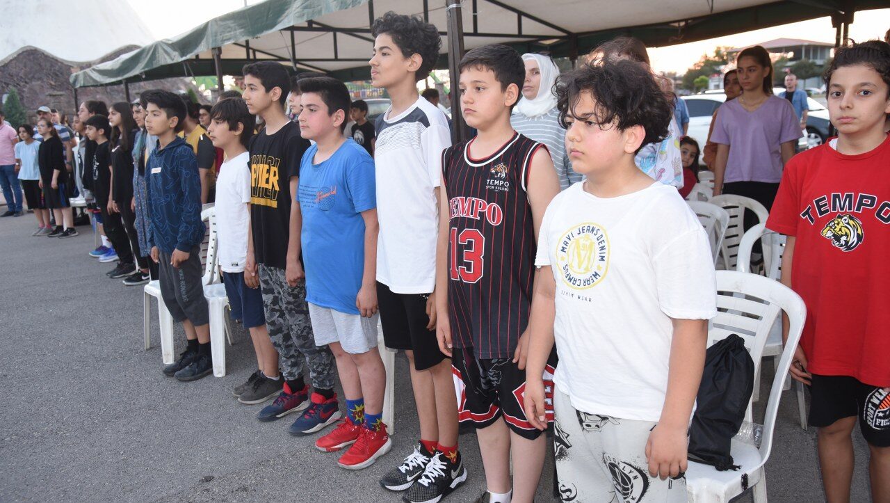 SOKAK BASKETBOL TURNUVASI BAŞKAN KADİR KARA’NIN ATIŞIYLA BAŞLADI