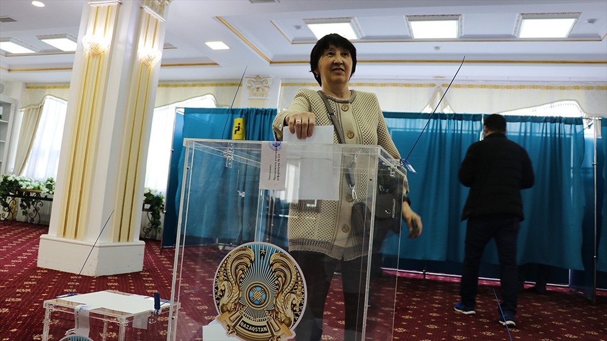AA-20220606-28082471-28082470-KAZAKISTANDA_ANAYASADA_DEGISIKLIK_ONGOREN_REFERANDUMDA_EVET_OYU_CIKTI