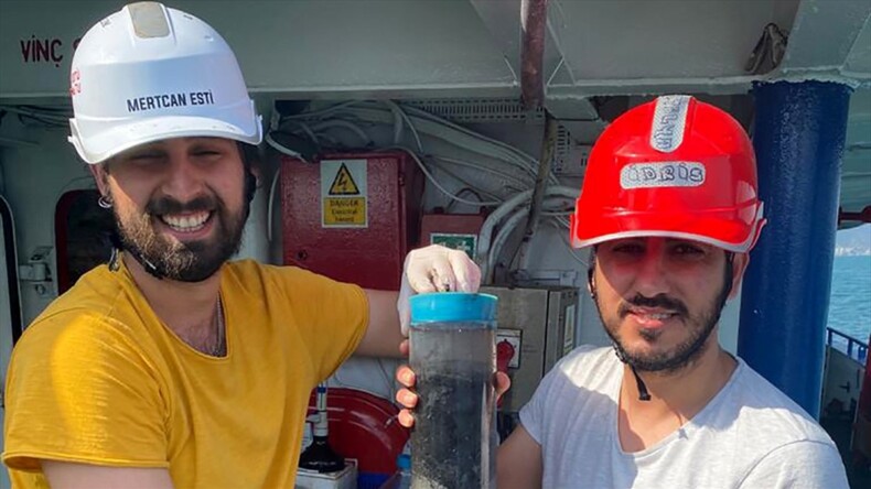 ‘ODTÜ Bilim Gemisi’ Marmara’nın kirlilik tarihini ortaya çıkarmak için demir aldı