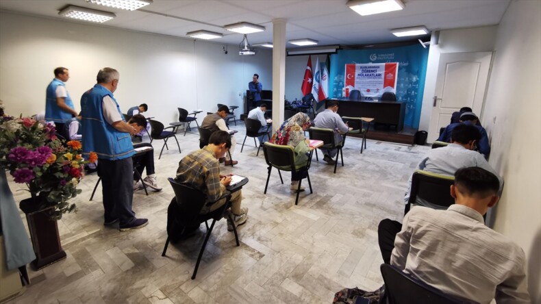 Türkiye’de okumak isteyen İranlı öğrenciler Tahran’da sınav heyecanı yaşadı