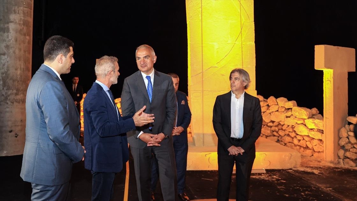 Bakan Ersoy ‘Back to Realverse: Göbeklitepe’ sergisini ziyaret etti