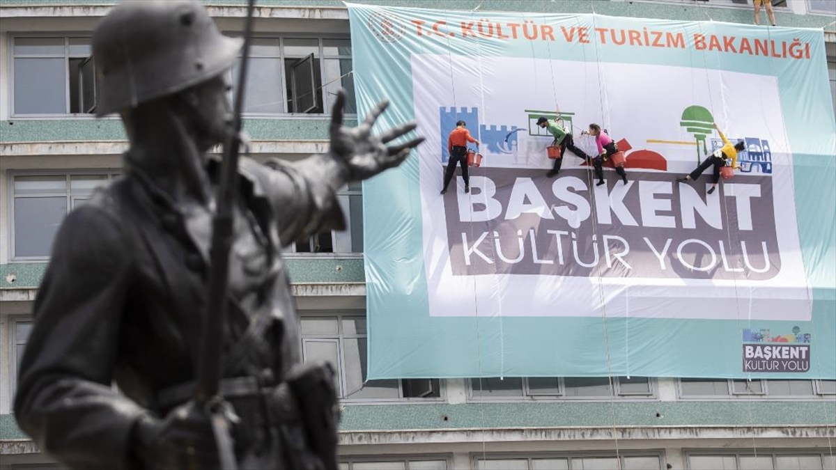 Uçan ressamlar’ 35 metre yükseklikte resim yaparak dans etti