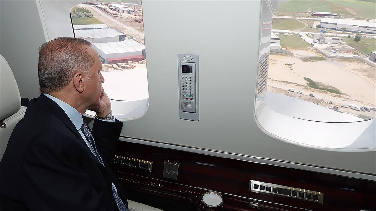 AA-20220614-28158886-28158885-CUMHURBASKANI_ERDOGAN_SELDEN_ETKILENEN_AKYURTU_HELIKOPTERDEN_INCELEDI