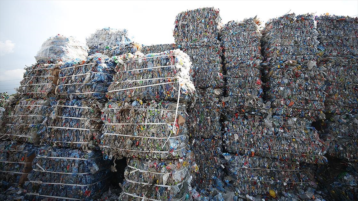 AA-20220619-28198873-28198872-PLASTIK_ATIKLARDAN_URETTIKLERI_PET_LEVHA_VE_HAM_MADDELERI_50_ULKEYE_IHRAC_EDIYORLAR