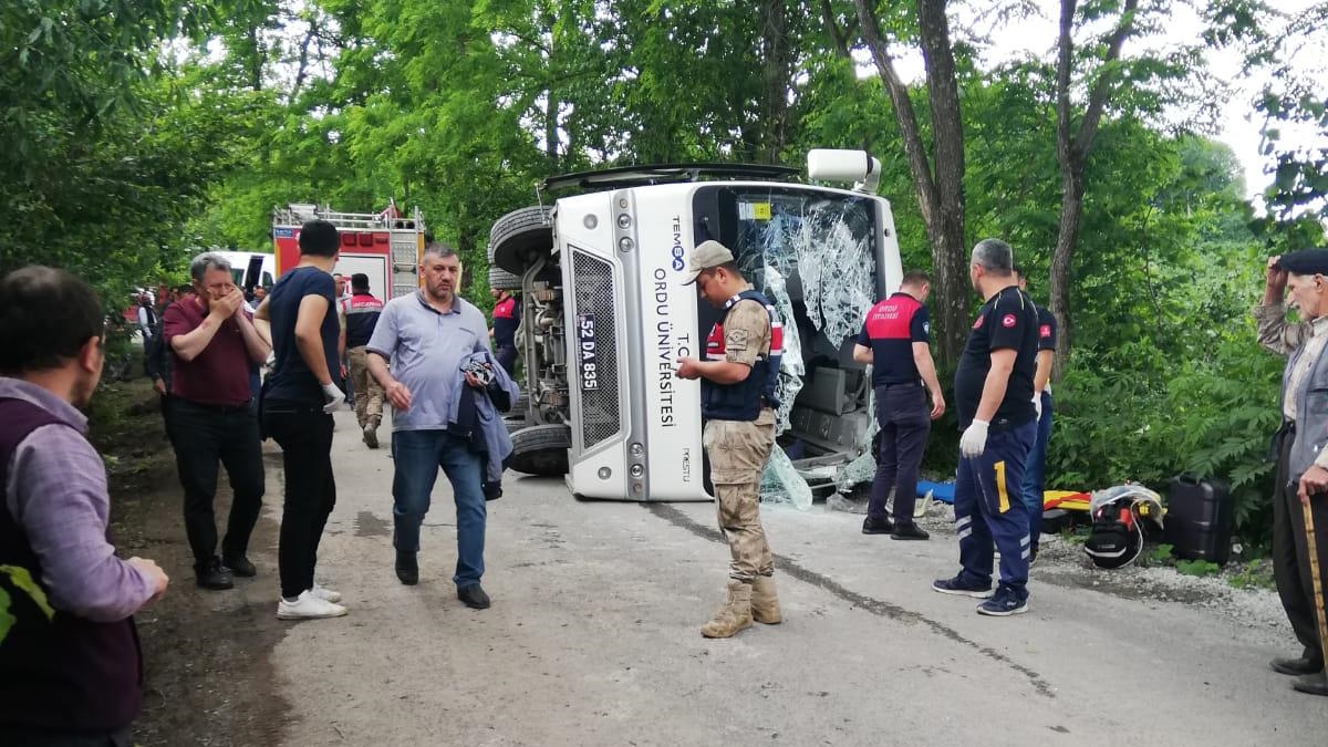 AA-20220625-28257378-28257377-AKADEMISYENLER_VE_AILELERINI_TASIYAN_MIDIBUS_DEVRILDI_1_KISI_OLDU_19_KISI_YARALANDI