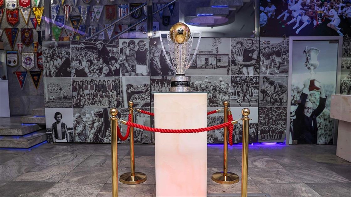 Trabzonspor’un şampiyonluk kupası müzedeki yerini aldı
