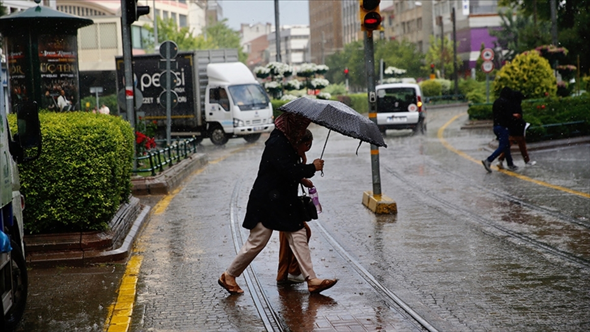 AA-20220630-28300086-28300085-METEOROLOJIDEN_BATI_KARADENIZ_VE_IC_ANADOLU_BOLGESINDEKI_BAZI_ILLER_ICIN_YAGIS_UYARISI