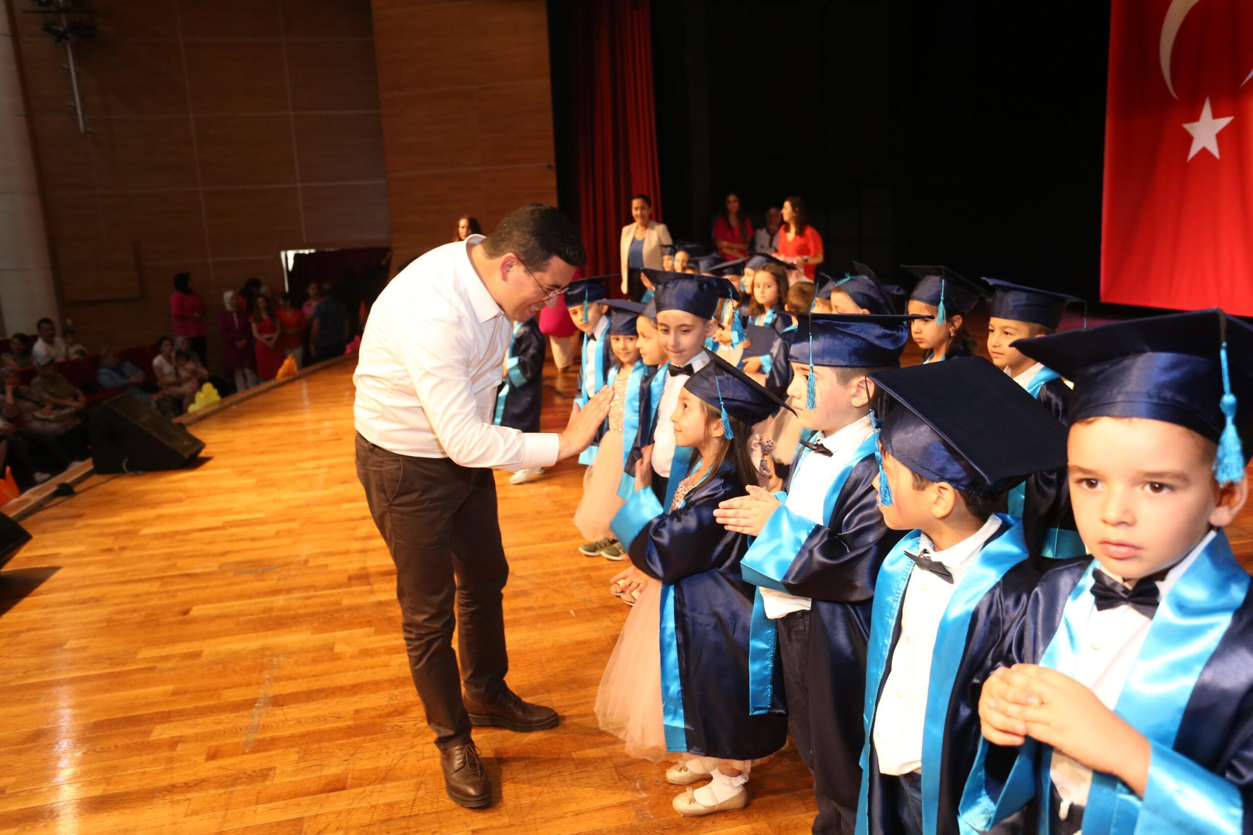 Kepezin-Nasreddin-Hoca-Kreslerinde-mezuniyet-sevinci_2
