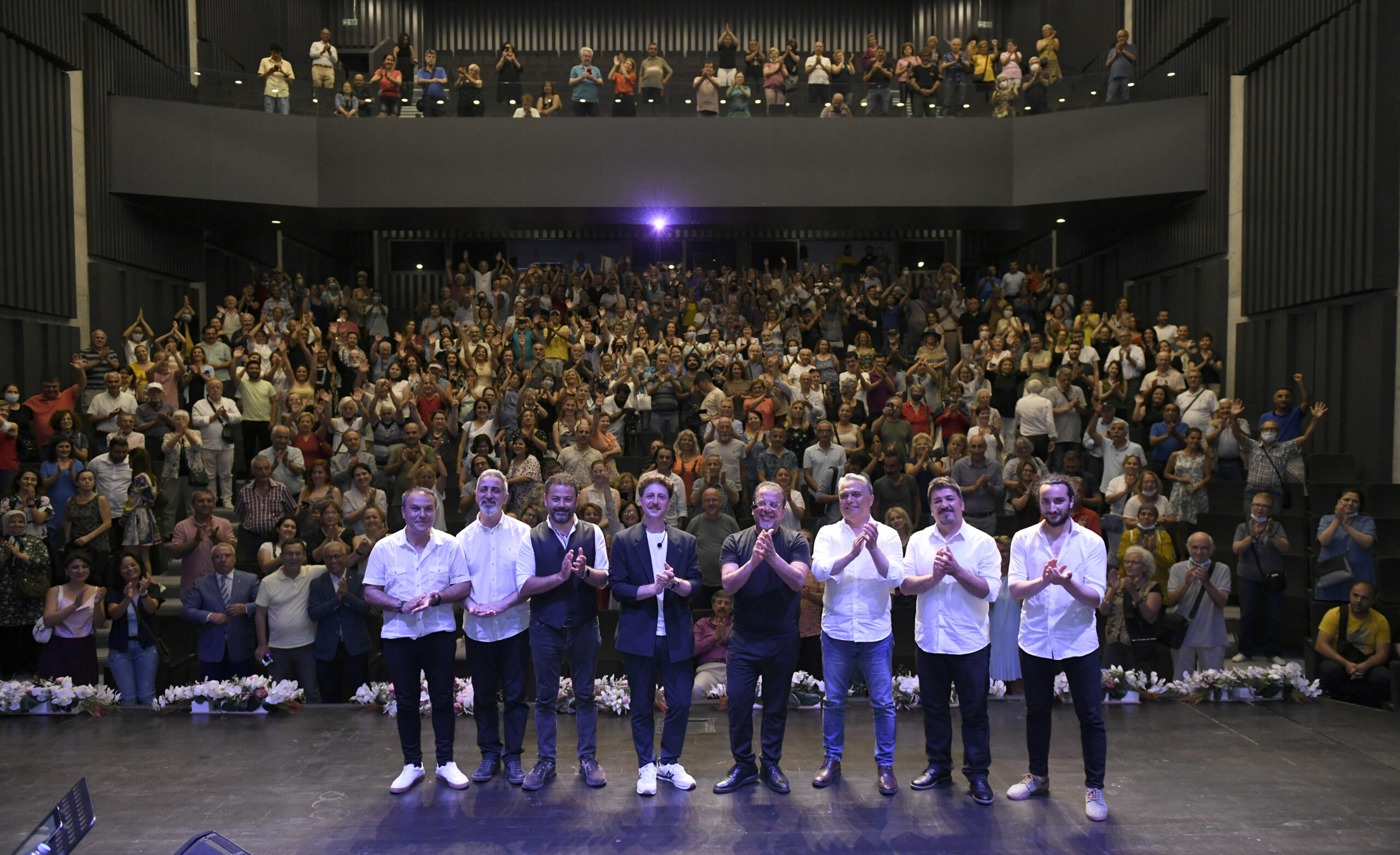Tüm salon birlikte söyledi: ‘Güzel günler göreceğiz’