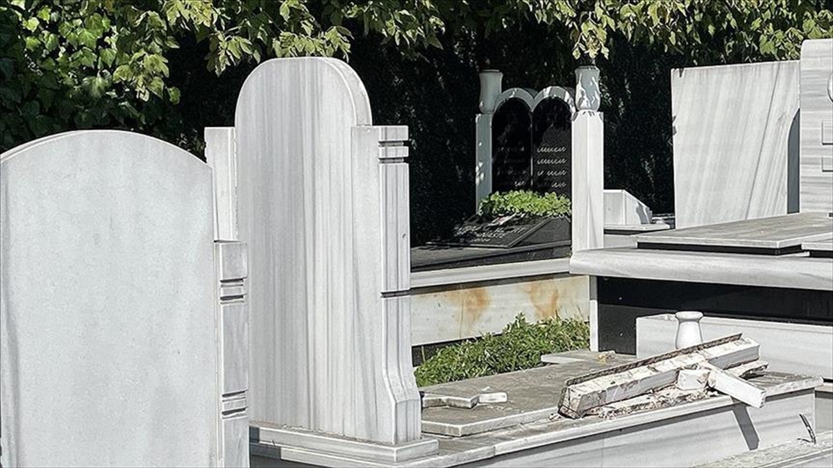 AA-20220715-28425902-28425901-HASKOY_MUSEVI_MEZARLIGINDA_MEZAR_TASLARINI_5_COCUGUN_TAHRIP_ETTIGI_BELIRLENDI