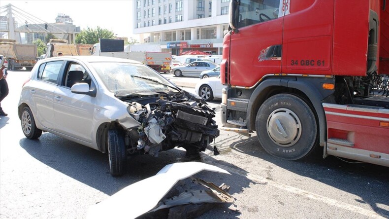 Çekmeköy’de 3 aracın karıştığı kaza nedeniyle trafik yoğunluğu oluştu