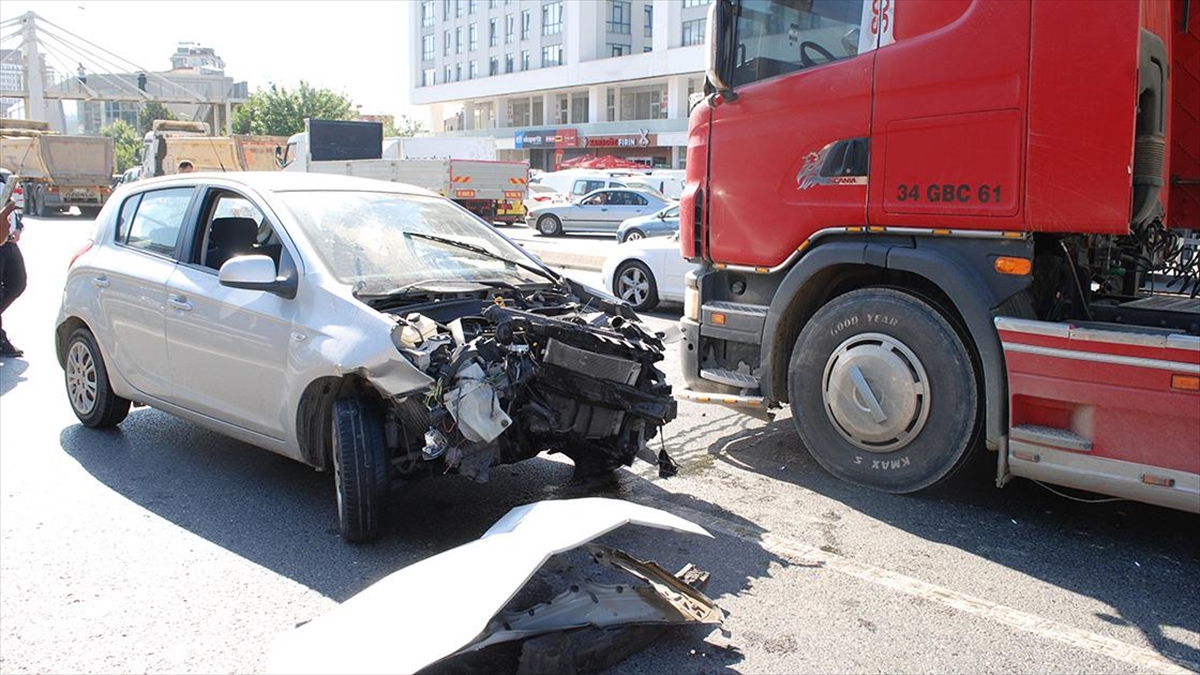 Çekmeköy’de 3 aracın karıştığı kaza nedeniyle trafik yoğunluğu oluştu