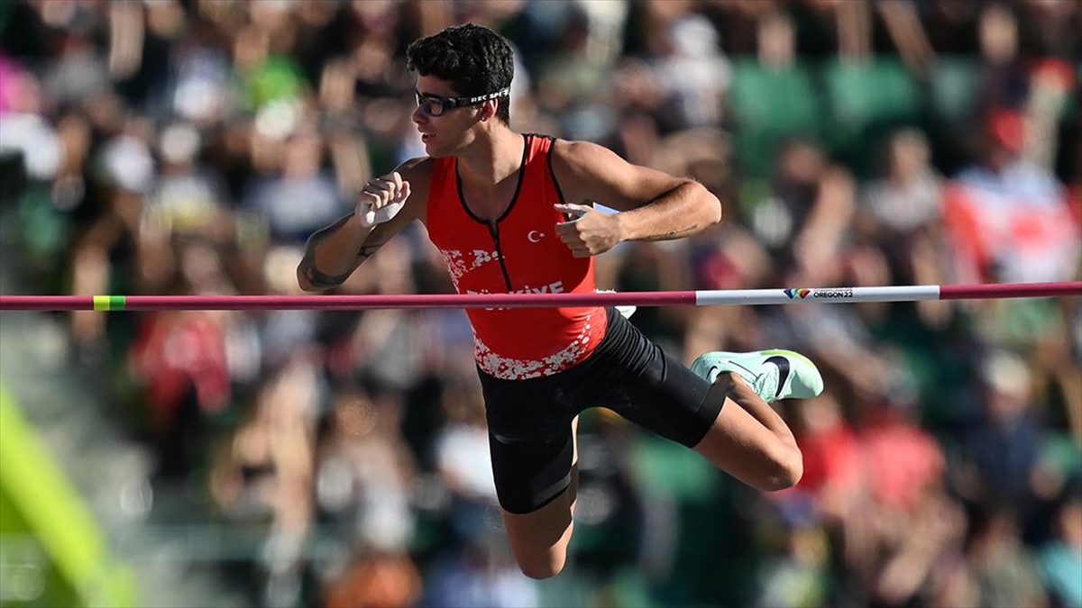 Milli atlet Ersu Şaşma, Dünya Atletizm Şampiyonası’nda finale yükseldi