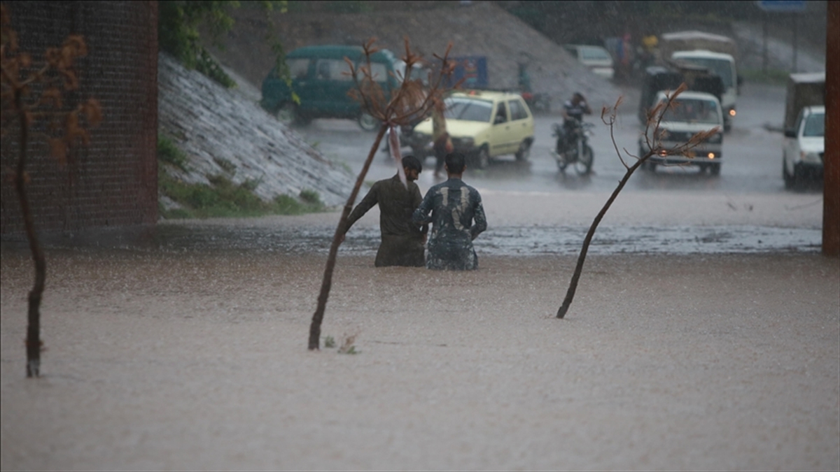 Pakistan’da şiddetli yağışlar sebebiyle ölenlerin sayısı 290’a yükseldi
