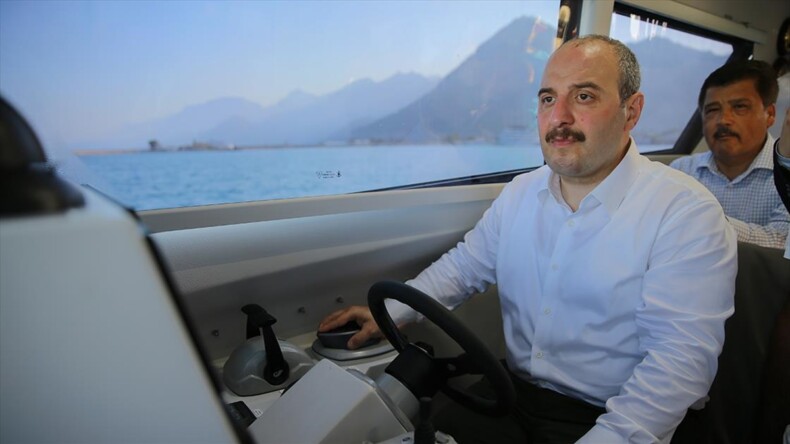Sanayi ve Teknoloji Bakanı Varank, Antalya’da insansız deniz aracını kullandı