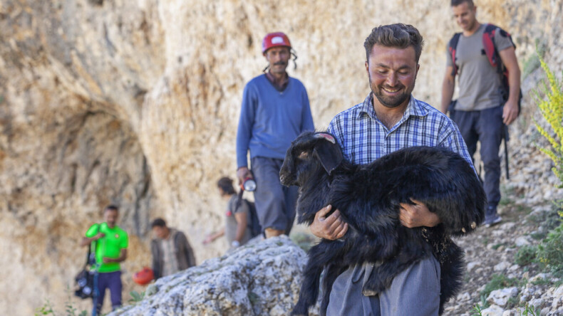 İTFAİYE EKİPLERİ, 15 METRELİK OBRUĞA DÜŞEN KEÇİYİ KURTARDI