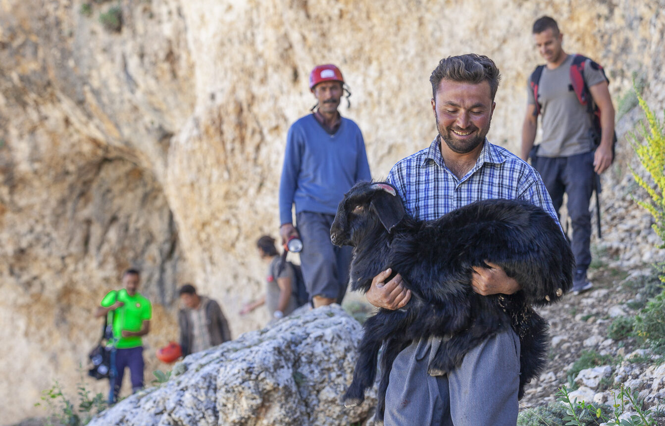 İTFAİYE EKİPLERİ, 15 METRELİK OBRUĞA DÜŞEN KEÇİYİ KURTARDI