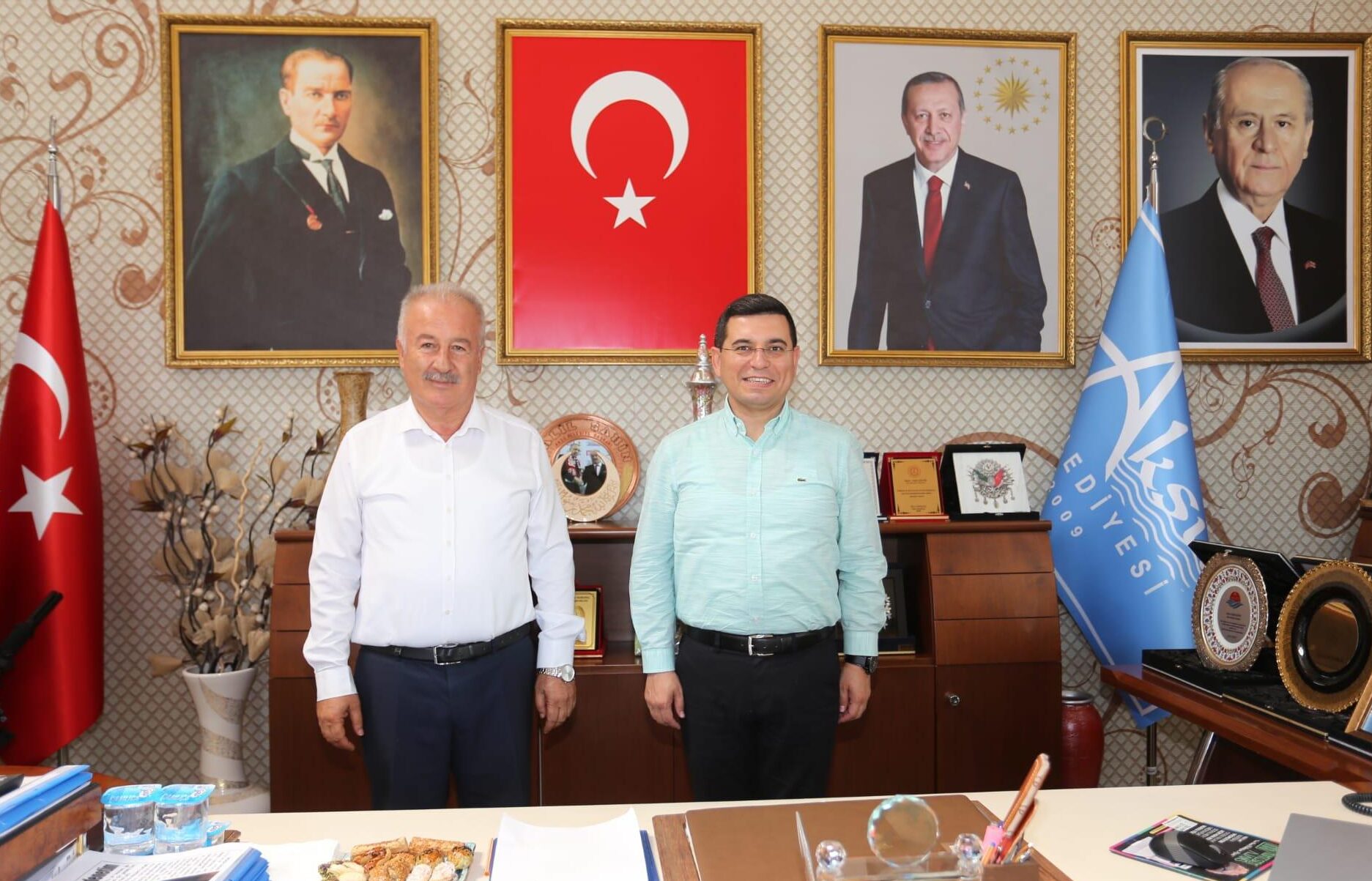 Kepez Belediye Başkanı Hakan Tütüncü, bayram öncesi de Aksu İlçesi’ni ziyaret etti