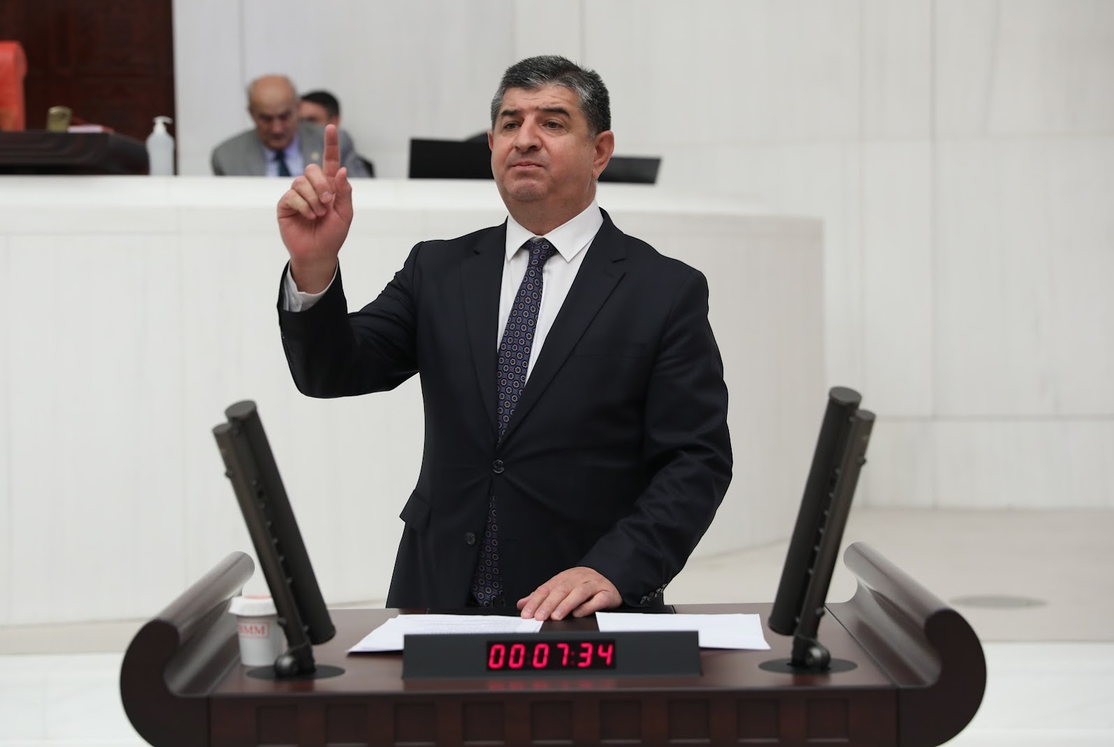 “EĞİTİMİN KALİTESİNİ DÜŞÜRDÜNÜZ, SAYENİZDE HER MESLEK DEĞER KAYBETTİ”