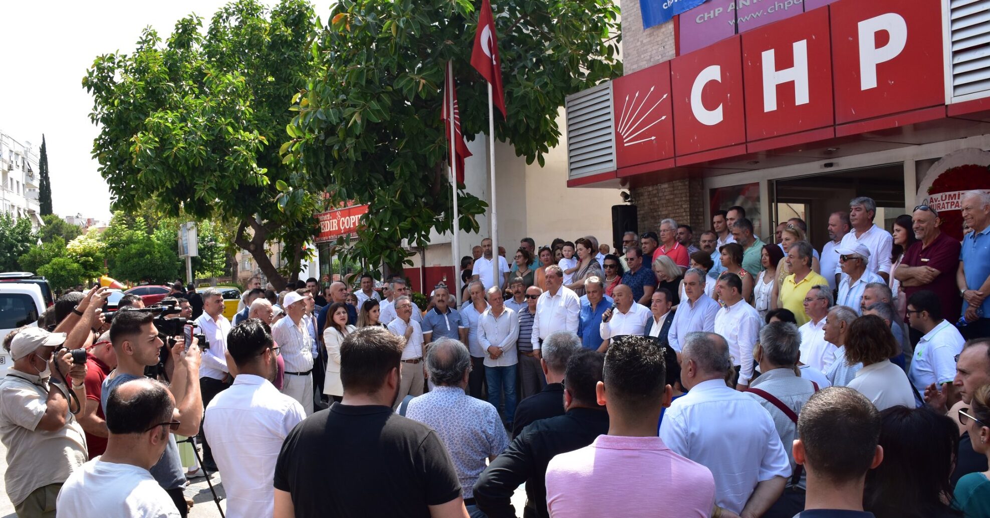 CHP Antalya il Başkanlığında geleneksel bayramlaşma töreni düzenlendi.