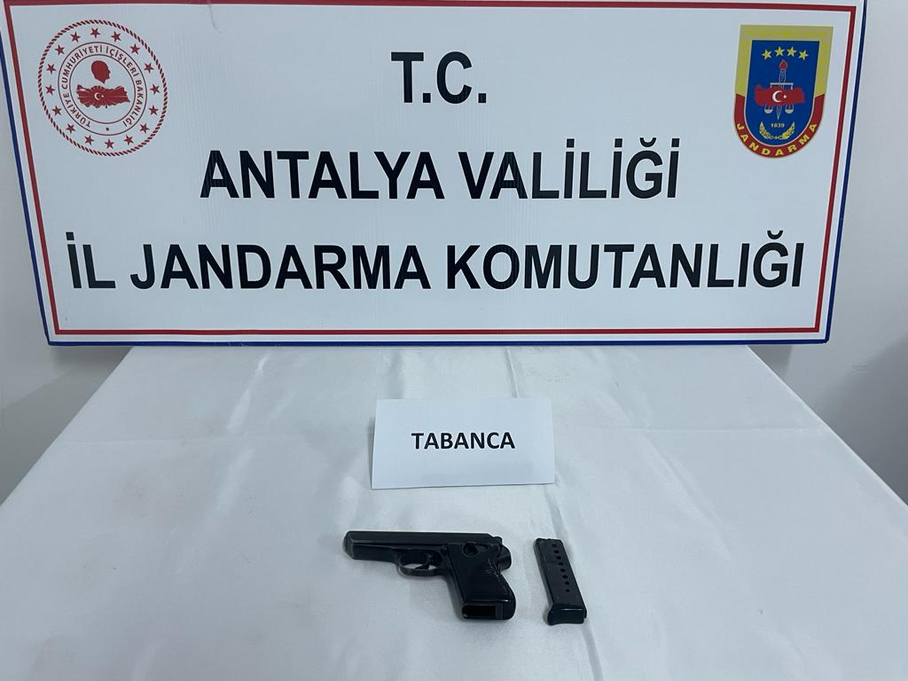 Ruhsatı bulunan bir adet tabanca ve bir adet şarjör ele geçirilmiştir.