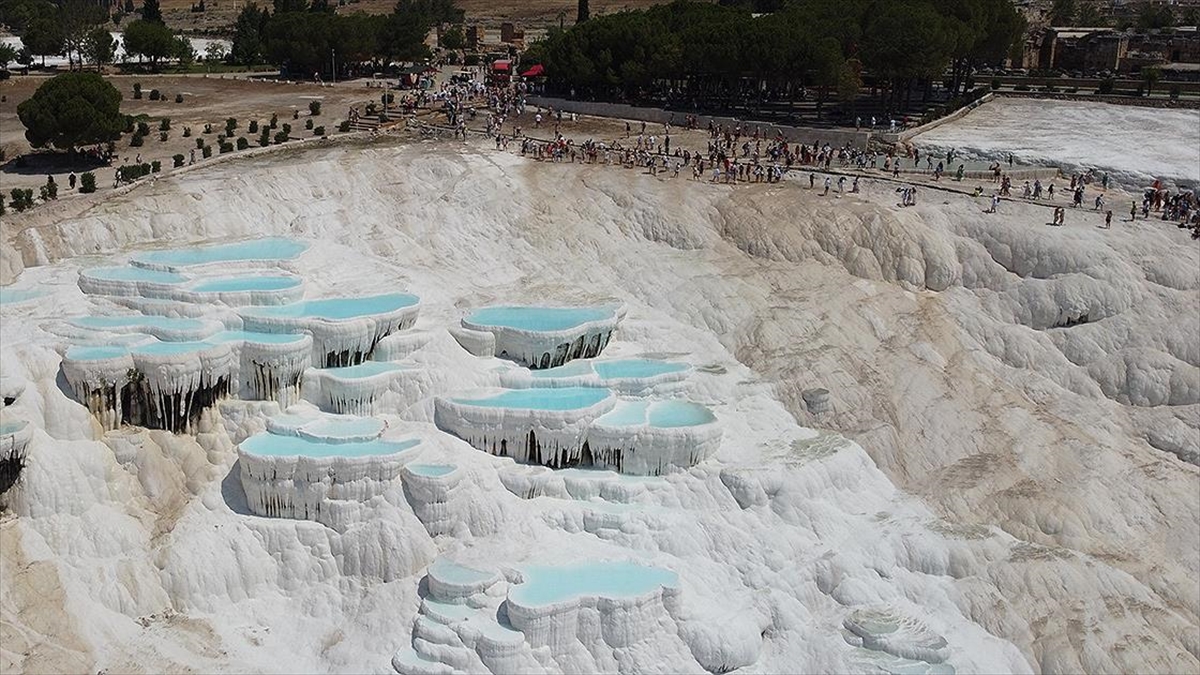 AA-20220807-28589576-28589575-PAMUKKALE_YAZ_SICAKLARINDA_DA_TURISTLERIN_GOZDESI