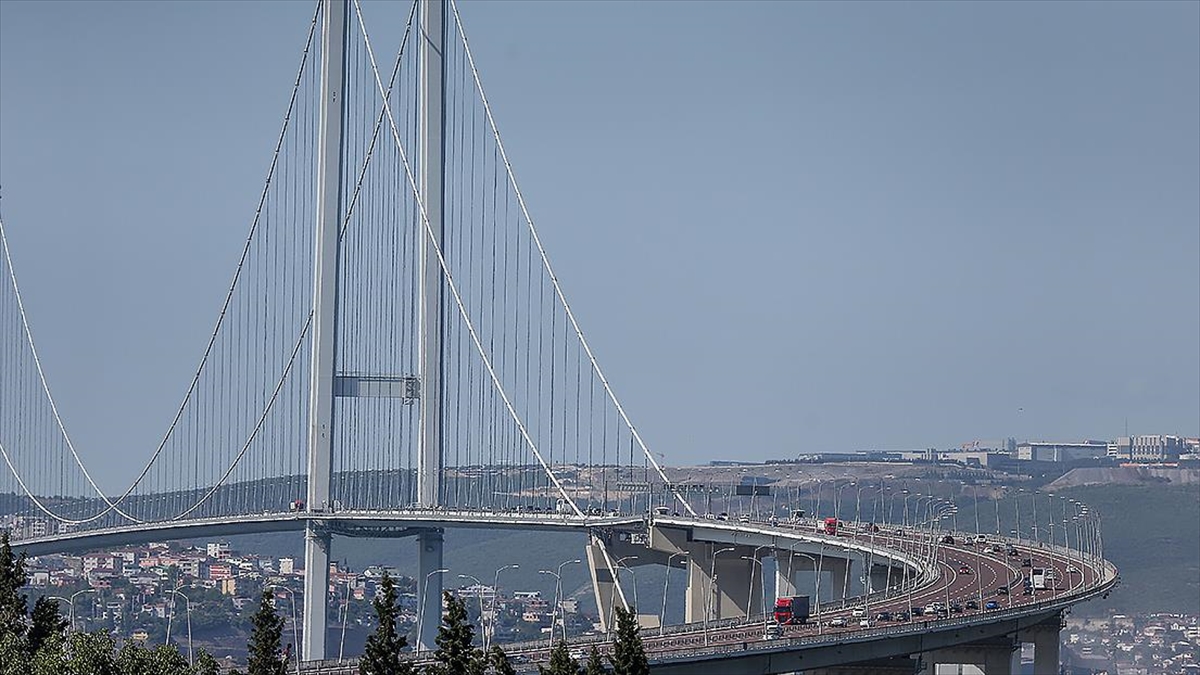 AA-20220810-28612795-28612794-BAKAN_KARAISMAILOGLU_OSMANGAZI_KOPRUSUNDEN_555_MILYON_ARAC_GECTI