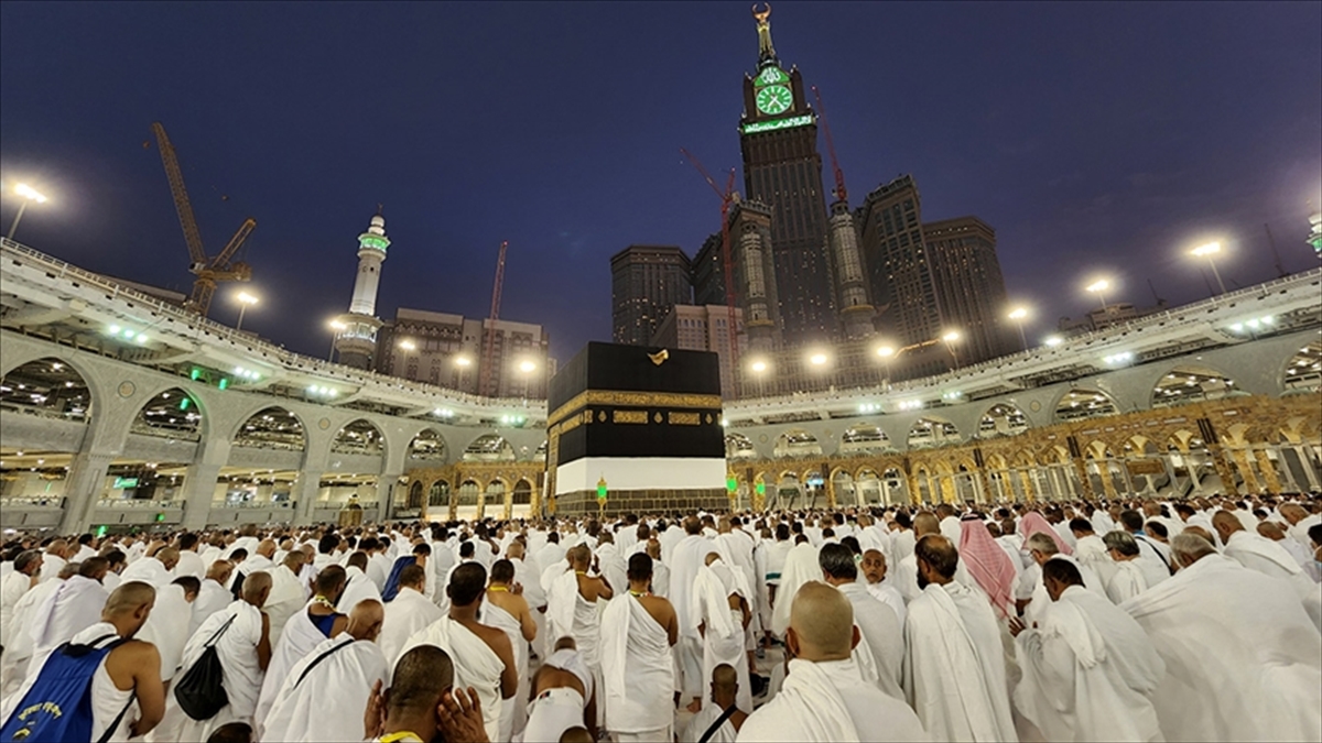 AA-20220813-28639143-28639142-SUUDI_ARABISTAN_TUM_VIZE_TURLERINE_UMRE_YAPMA_IZNI_VERDIGINI_ACIKLADI