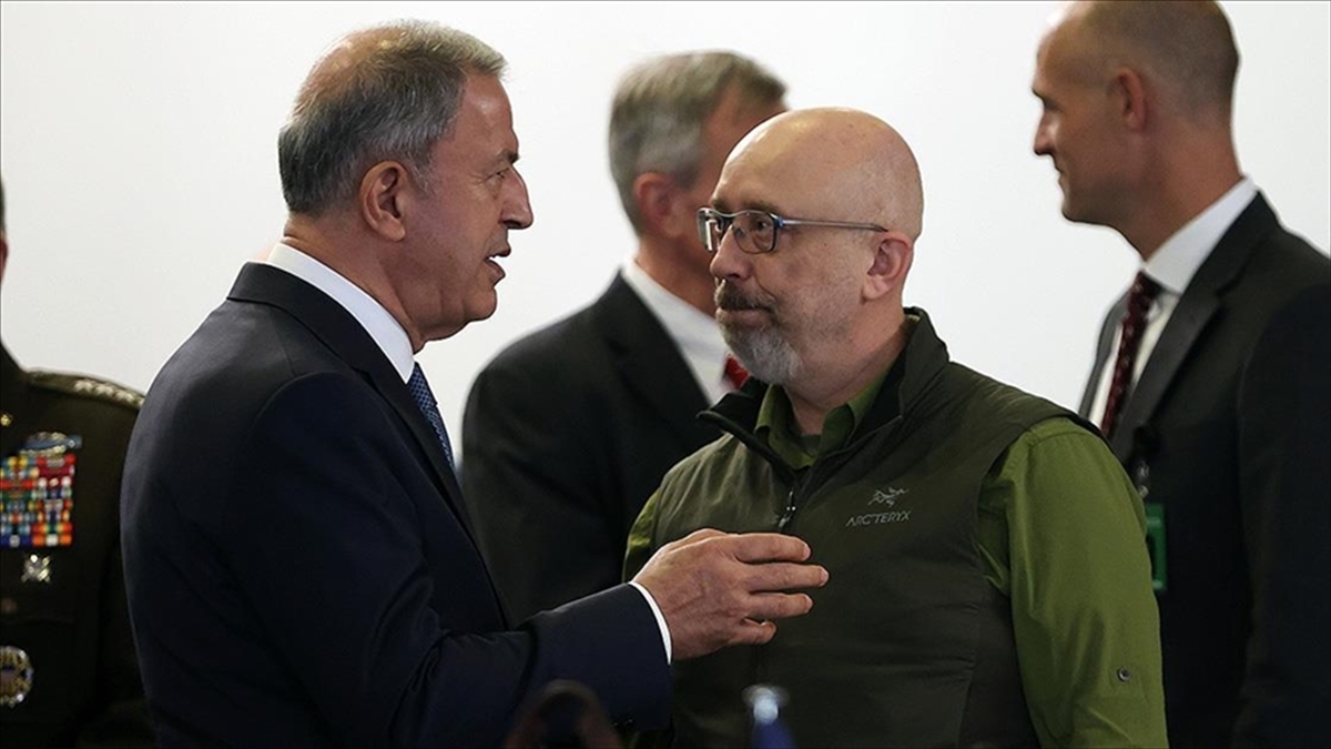 Milli Savunma Bakanı Akar, Ukrayna Savunma Bakanı Oleksii Reznikov ile telefonda görüştü