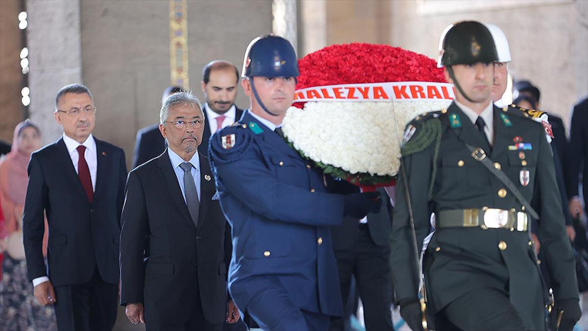 Malezya Kralı Sultan Abdullah Şah, Anıtkabir’i ziyaret etti