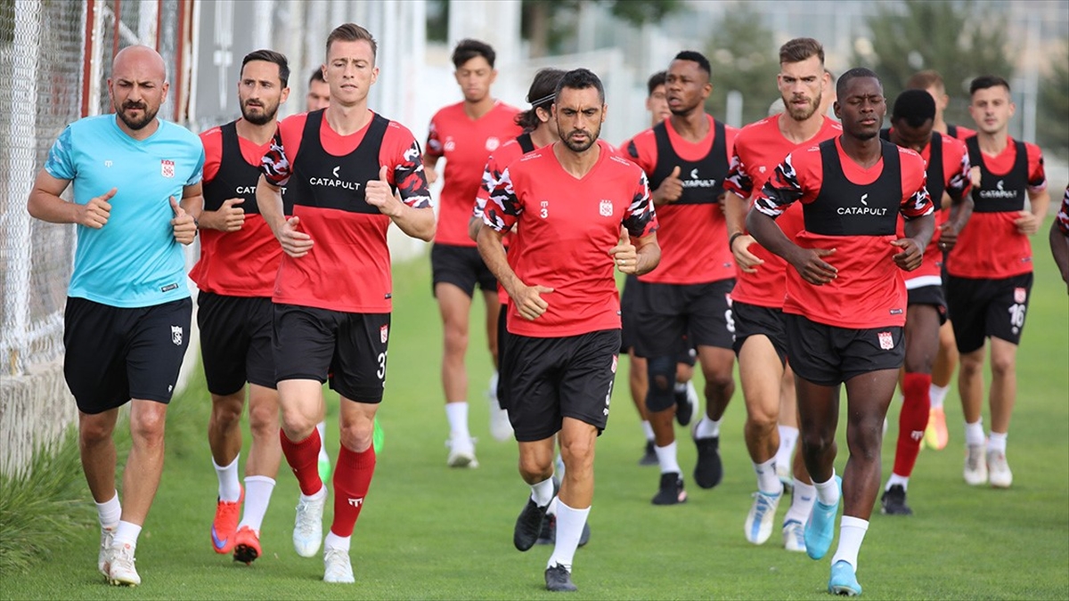 AA-20220817-28665862-28665861-SIVASSPOR_AVRUPA_KUPALARINDAKI_21_MACINA_CIKACAK