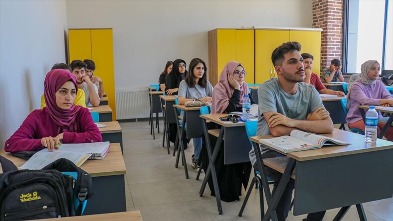 Van’da 859 öğrenci belediyelerin kurslarıyla üniversiteye yerleşti