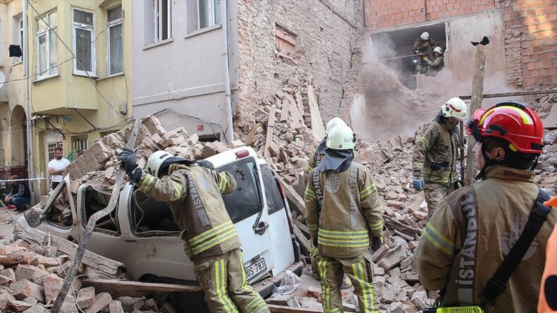 İSTANBUL – Bahçelievler’de 4 katlı bina çöktü