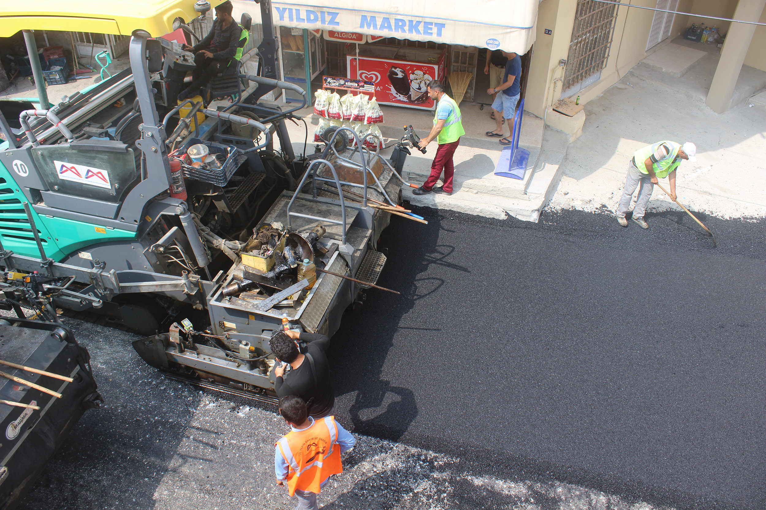 ADANALIOĞLU AKDENİZ CADDESİ’NDE YOL VE KALDIRIM ÇALIŞMALARI TAMAMLANDI (5)