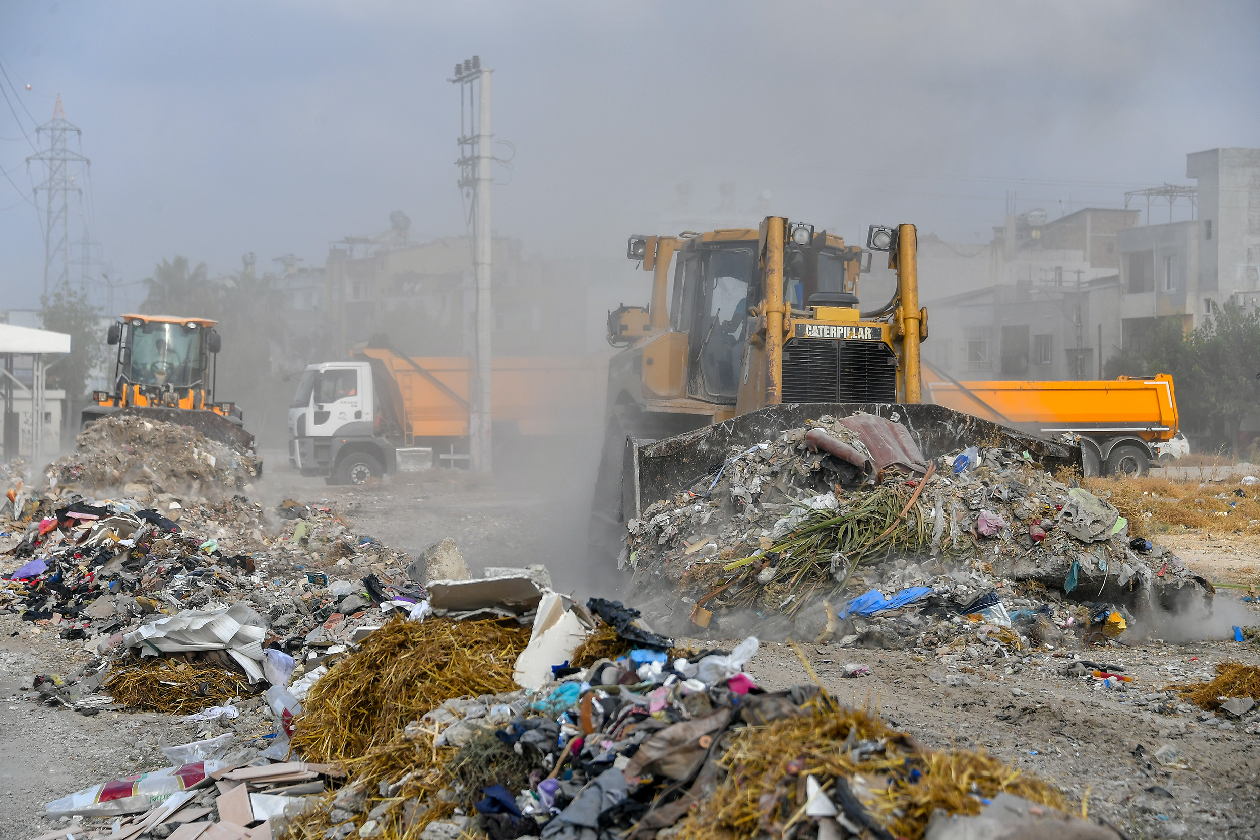 MERSİN BÜYÜKŞEHİR EKİPLERİ, ŞEVKET SÜMER’DEKİ KAÇAK HAFRİYATLARI TEMİZLEDİ (7)