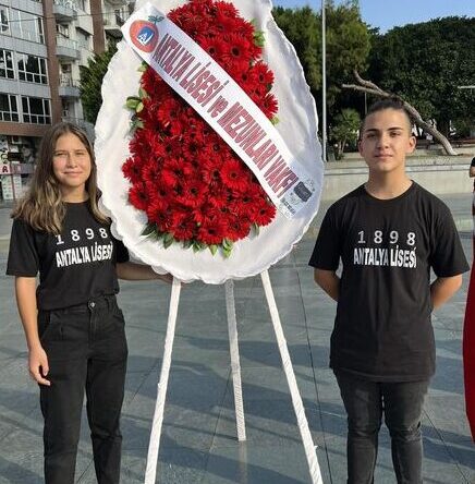 Antalya Lisesi ve Mezunları Vakfı (ALİV):Öğrencilerimizin velileri ve mezunlarımızla okulumuzun önünde tahsis iptali için