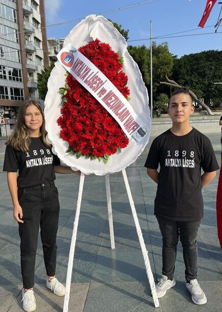 Antalya Lisesi ve Mezunları Vakfı (ALİV):Öğrencilerimizin velileri ve mezunlarımızla okulumuzun önünde tahsis iptali için