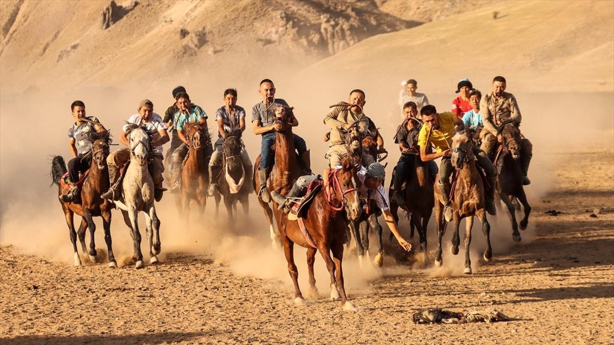 AA-20220905-28815721-28815720-VANDAKI_KIRGIZ_TURKLERI_ULKELERININ_31_BAGIMSIZLIK_YIL_DONUMUNU_KUTLADI